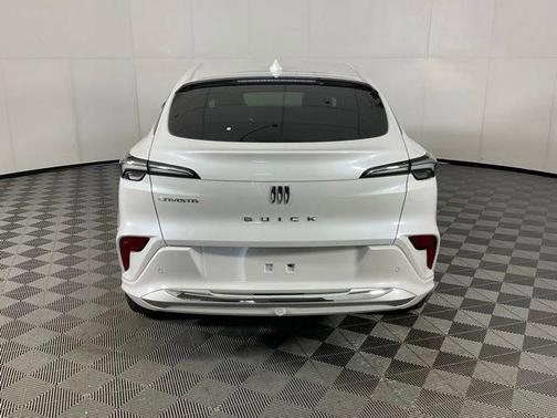 White Frost Tricoat 2026 Buick Envista Avenir FWD
