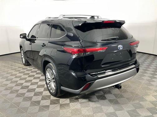 2022 Toyota Highlander Hybrid Platinum