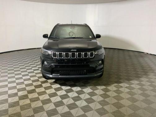 Diamond Black Crystal Pearlcoat 2026 Jeep Compass Latitude