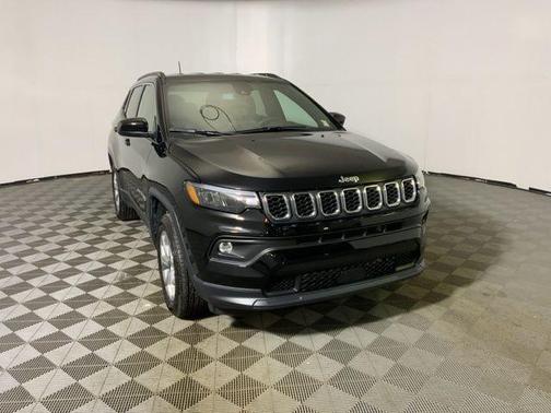 Diamond Black Crystal Pearlcoat 2026 Jeep Compass Latitude