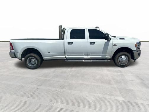 2024 RAM 3500 Tradesman Crew Cab 4x4 8' Box