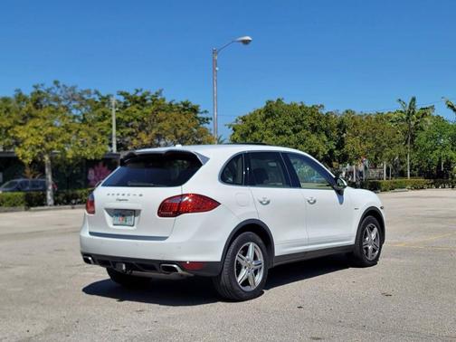 White 2014 Porsche Cayenne Platinum Edition