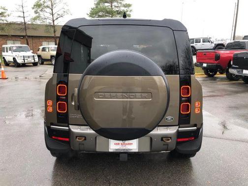 2022 Land Rover Defender 110 X-Dynamic SE