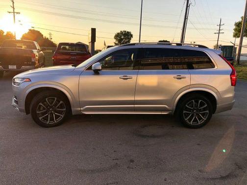 2016 Volvo XC90 T6 Momentum