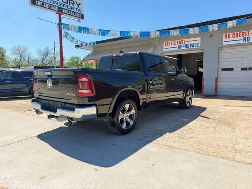 Diamond Black Crystal Pearlcoat 2019 RAM 1500 Laramie