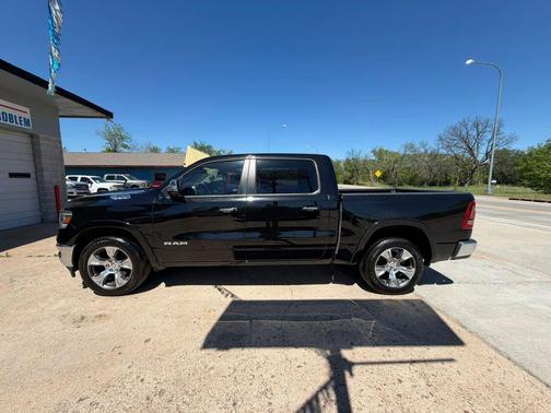 Diamond Black Crystal Pearlcoat 2019 RAM 1500 Laramie