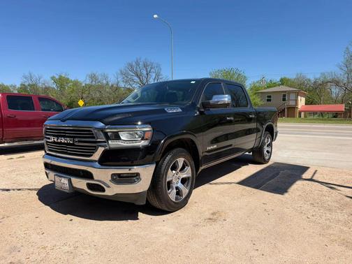 Diamond Black Crystal Pearlcoat 2019 RAM 1500 Laramie