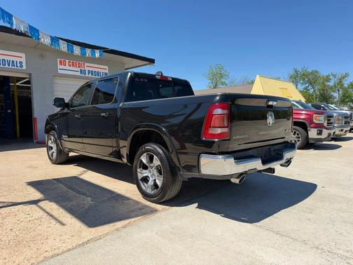 Diamond Black Crystal Pearlcoat 2019 RAM 1500 Laramie