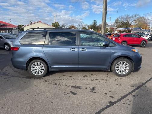 2017 Toyota Sienna XLE