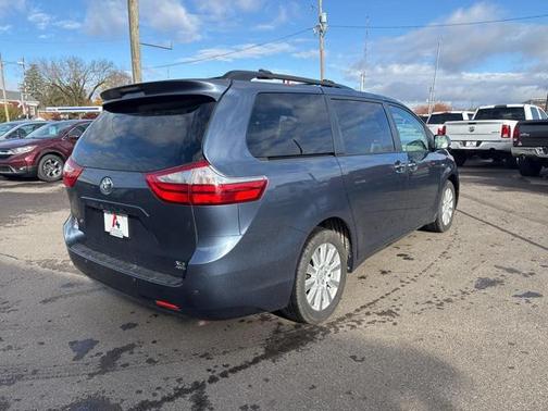 2017 Toyota Sienna XLE