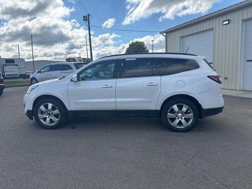 Iridescent Pearl Tricoat 2017 Chevrolet Traverse Premier