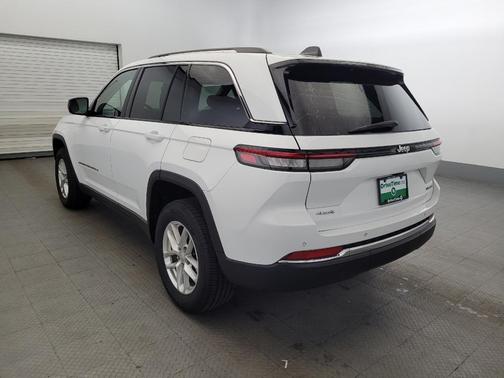 Bright White Clearcoat 2022 Jeep Grand Cherokee Laredo