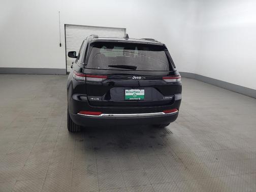 Diamond Black Crystal Pearlcoat 2023 Jeep Grand Cherokee Laredo