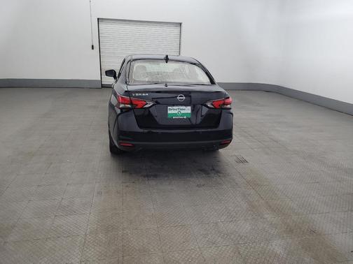 Super Black 2025 Nissan Versa 1.6 SV