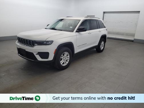 Bright White Clearcoat 2023 Jeep Grand Cherokee Laredo