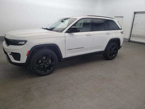 Bright White Clearcoat 2023 Jeep Grand Cherokee Altitude