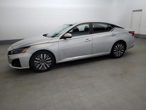 Brilliant Silver Metallic 2023 Nissan Altima 2.5 SV