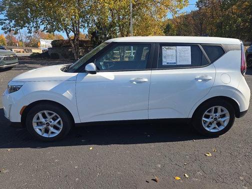 Snow White Pearl 2023 Kia Soul LX