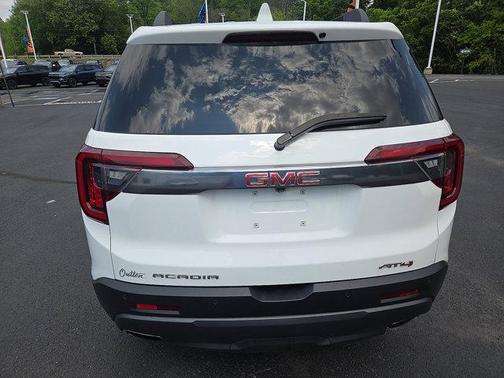 2022 GMC Acadia AT4