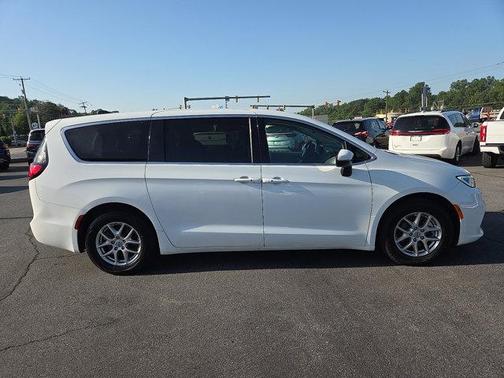 2023 Chrysler Pacifica Touring-L