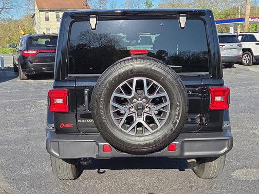 Black Clearcoat 2025 Jeep Wrangler Sahara