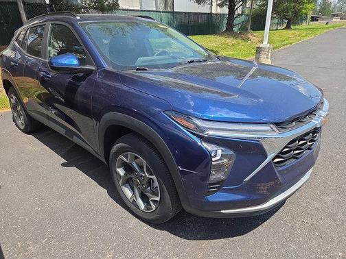 Blue Glow Metallic 2024 Chevrolet Trax LT