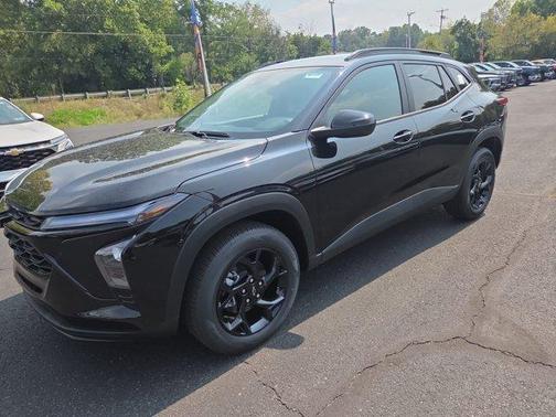 Mosaic Black Metallic 2026 Chevrolet Trax LT