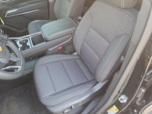 Mosaic Black Metallic 2026 Chevrolet Traverse LT