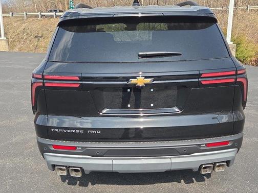 Mosaic Black Metallic 2026 Chevrolet Traverse LT