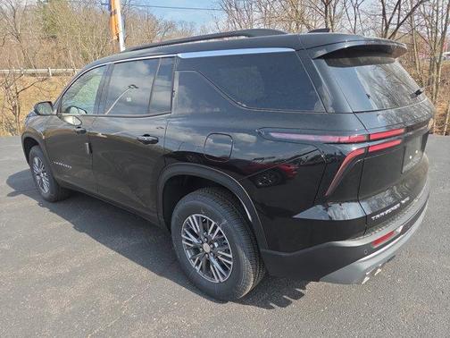 Mosaic Black Metallic 2026 Chevrolet Traverse LT
