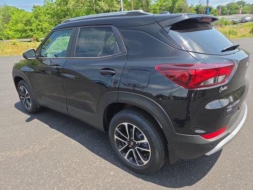 Mosaic Black Metallic 2026 Chevrolet Trailblazer LT
