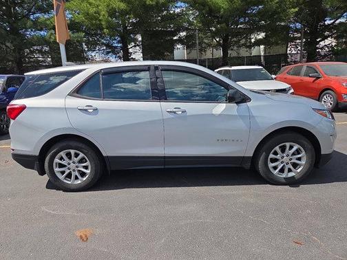 Silver Ice Metallic 2018 Chevrolet Equinox LS