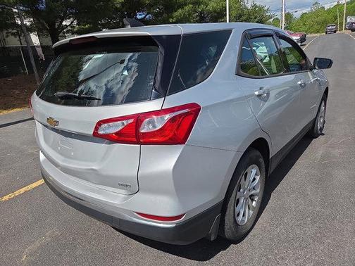 Silver Ice Metallic 2018 Chevrolet Equinox LS
