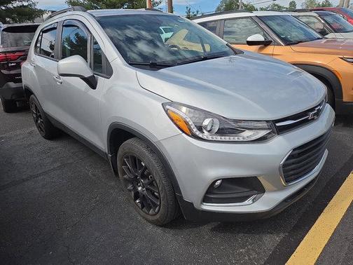 Silver Ice Metallic 2022 Chevrolet Trax LT