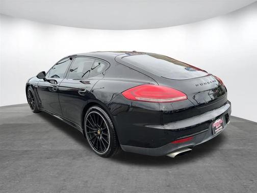 Basalt Black Metallic 2014 Porsche Panamera 4