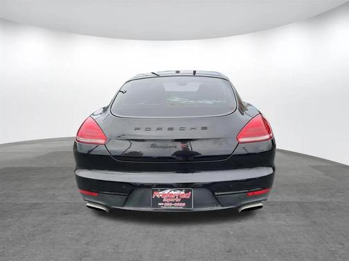 Basalt Black Metallic 2014 Porsche Panamera 4