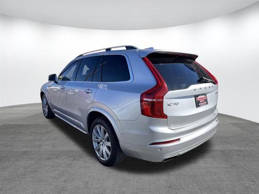 2016 Volvo XC90 T6 Momentum
