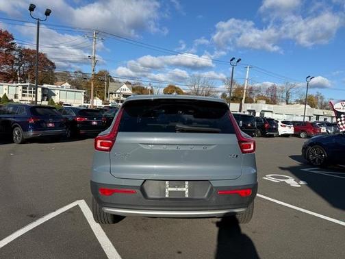 2022 Volvo XC40 T5 Momentum