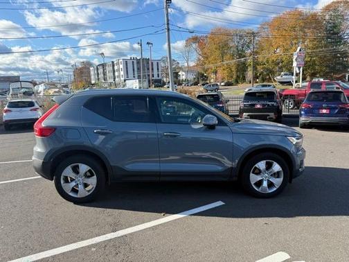 2022 Volvo XC40 T5 Momentum