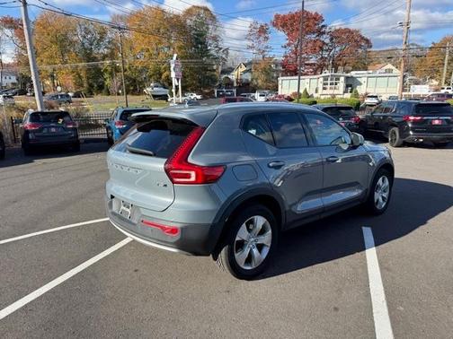 2022 Volvo XC40 T5 Momentum