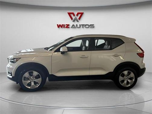 2022 Volvo XC40 T4 Momentum