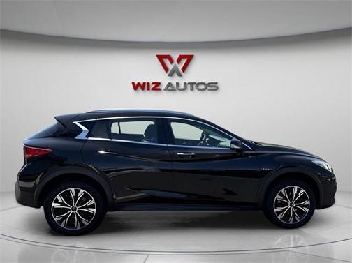 2017 INFINITI QX30 Premium