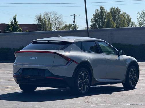 White 2022 Kia EV6 Wind AWD 4dr Crossover
