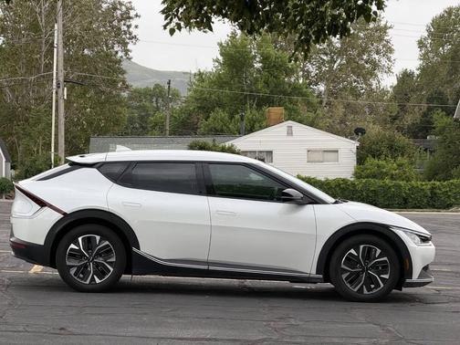 White 2022 Kia EV6 Light 4dr Crossover