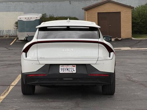 White 2022 Kia EV6 Light 4dr Crossover