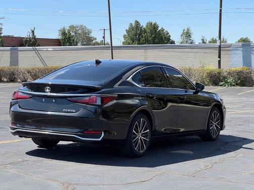 2023 Lexus ES 300h Base