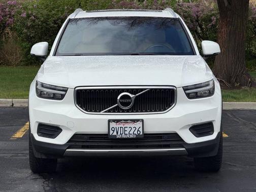 White 2019 Volvo XC40 T5 Momentum