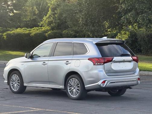 Alloy Silver Metallic 2022 Mitsubishi Outlander PHEV SEL