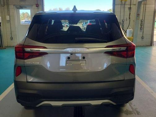 Steel Gray 2023 Kia Seltos LX