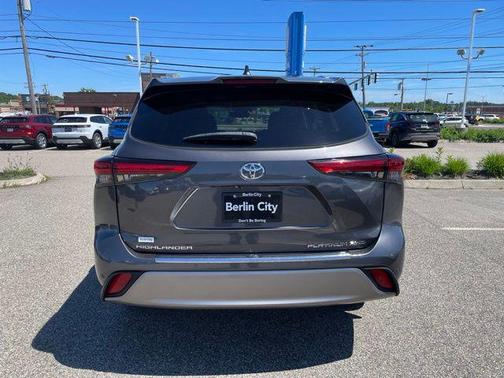 Magnetic Gray Metallic 2022 Toyota Highlander Platinum